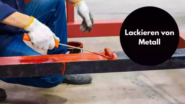Person lackiert mit Farbrolle ein Metallprofil rot.